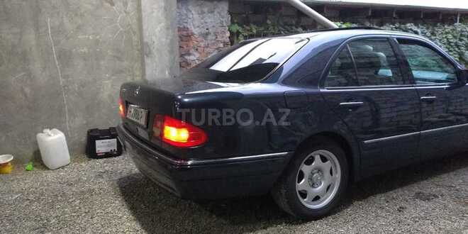 Mercedes E 240 1997, 135,500 km - 2.4 l - Gəncə