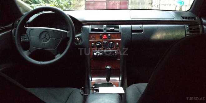 Mercedes E 240 1997, 135,500 km - 2.4 l - Gəncə