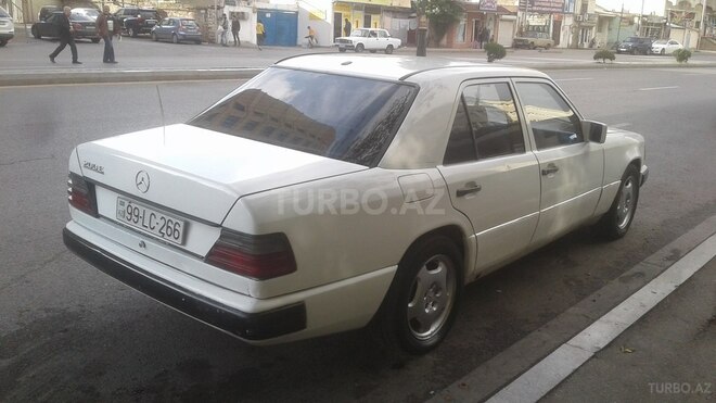 Mercedes E 200 1987, 235,000 km - 2.0 l - Bakı