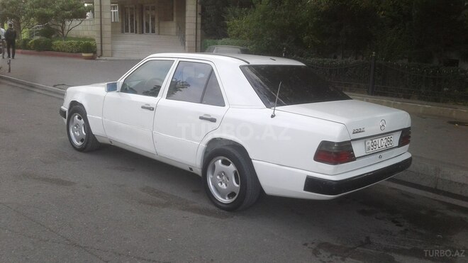 Mercedes E 200 1987, 235,000 km - 2.0 l - Bakı