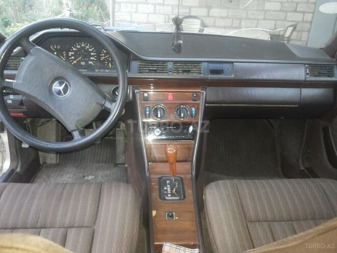 Mercedes E 200 1990, 239,785 km - 2.0 л - Gəncə