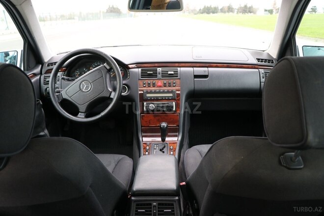 Mercedes E 240 1999, 199,500 km - 2.4 l - Bakı