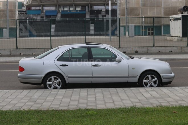 Mercedes E 240 1999, 199,500 km - 2.4 l - Bakı