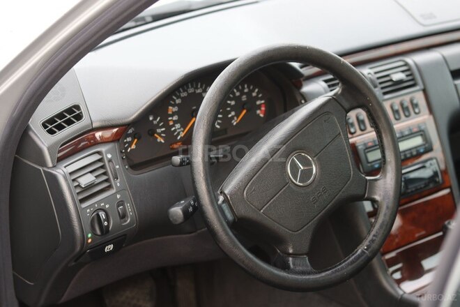 Mercedes E 240 1999, 199,500 km - 2.4 l - Bakı