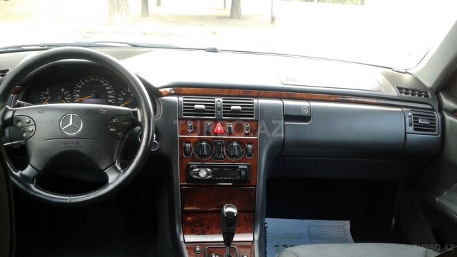 Mercedes E 200 2001, 186,000 km - 2.0 l - Gəncə