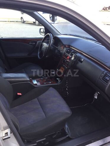 Mercedes E 280 2001, 208,000 km - 2.8 л - Bakı