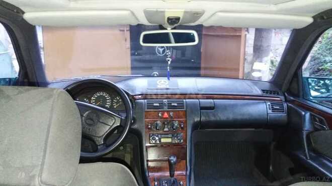 Mercedes E 240 1998, 136,487 km - 2.4 l - Bərdə