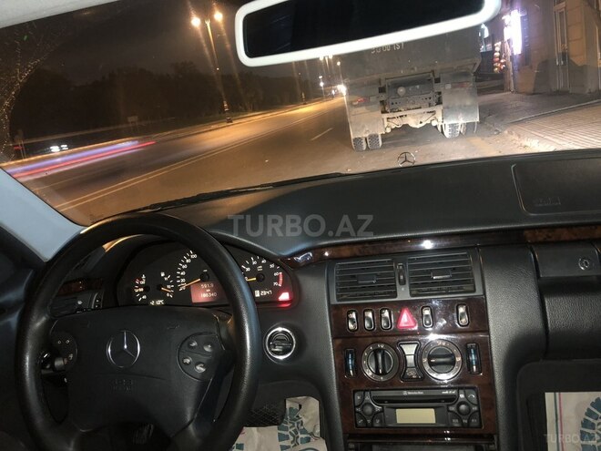 Mercedes E 200 2001, 185,600 km - 2.0 l - Bakı