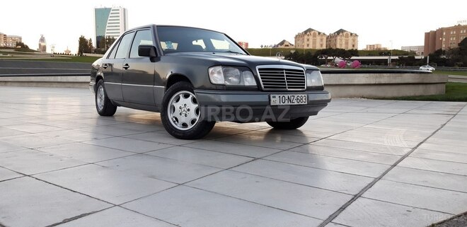 Mercedes E 220 1995, 330,000 km - 2.2 л - Bakı