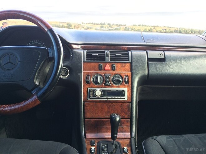 Mercedes E 240 1998, 272,000 km - 2.4 l - Bakı