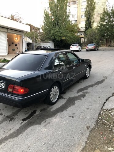 Mercedes E 230 1997, 318,200 km - 2.3 l - Bakı