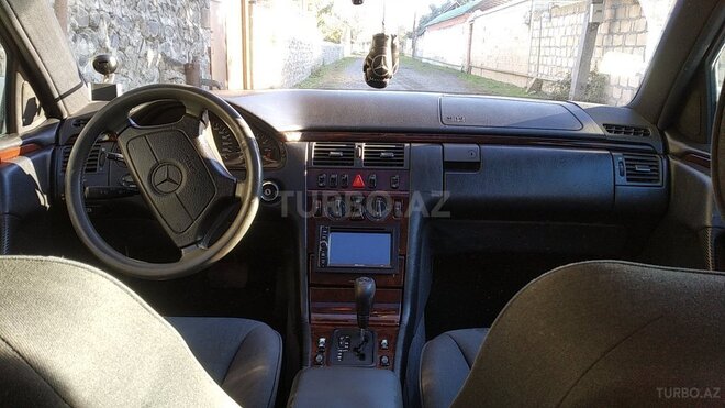 Mercedes E 230 1996, 3,700,000 km - 2.3 l - Zaqatala