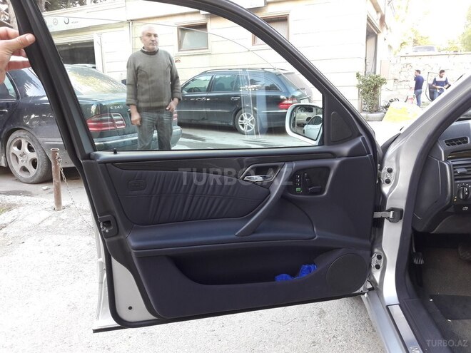 Mercedes E 270 2001, 223,000 km - 2.7 l - Bakı