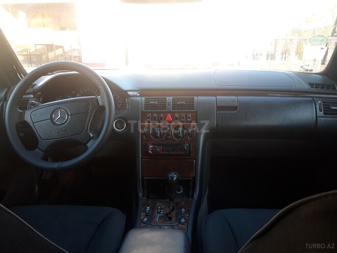 Mercedes E 240 1999, 318,000 km - 2.4 л - Sumqayıt