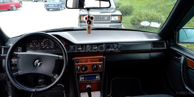 Mercedes E 230 1991, 114,000 km - 2.3 l - Qusar
