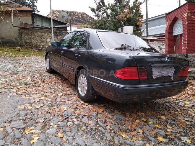 Mercedes E 220 1999, 225,000 km - 2.2 l - Şəki