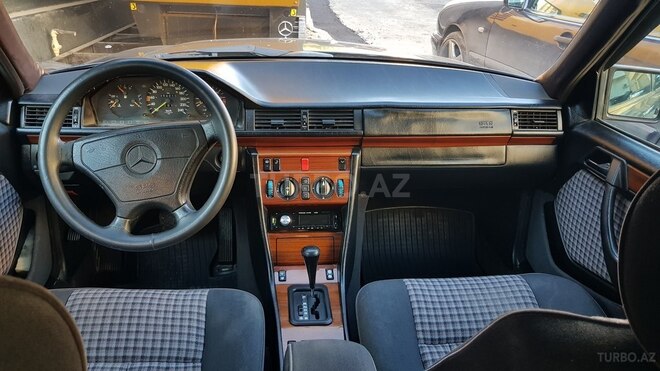 Mercedes E 220 1995, 302,000 km - 2.2 l - Bakı
