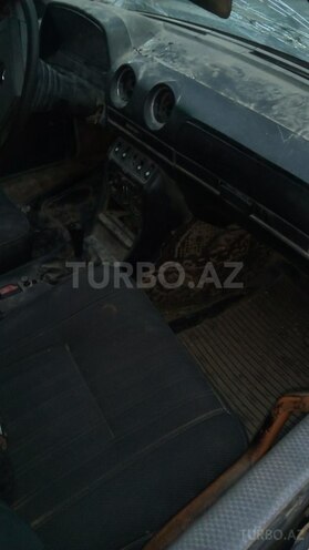 Mercedes E 250 1978, 652,366 km - 2.5 l - Bakı