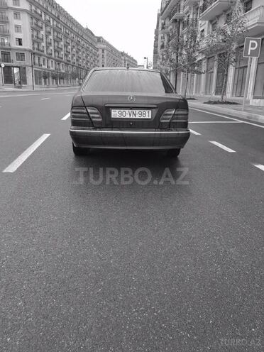 Mercedes E 260 2000, 352,220 km - 2.6 l - Bakı