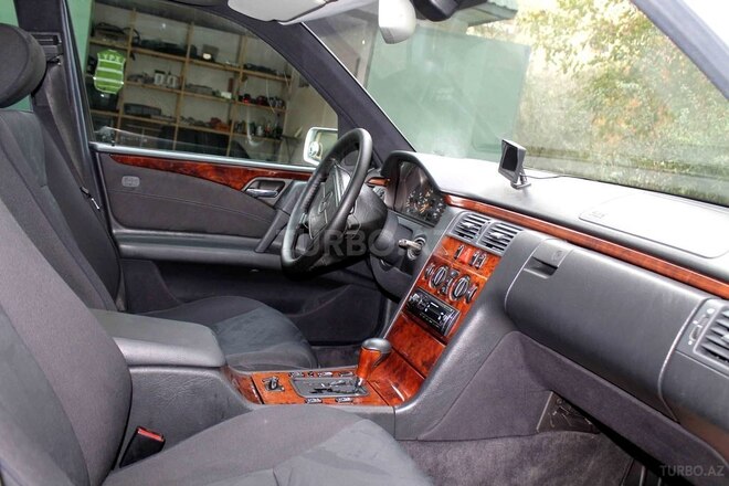 Mercedes E 200 1998, 260,576 km - 2.0 l - Bakı