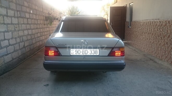 Mercedes E 200 1992, 37,000 km - 0.2 л - Yevlax