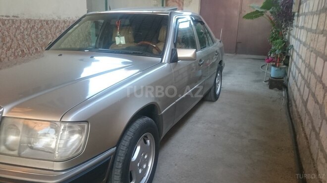Mercedes E 200 1992, 37,000 km - 0.2 л - Yevlax