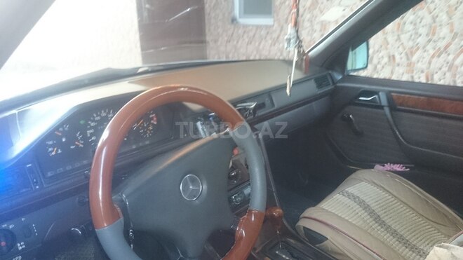 Mercedes E 200 1992, 37,000 km - 0.2 л - Yevlax
