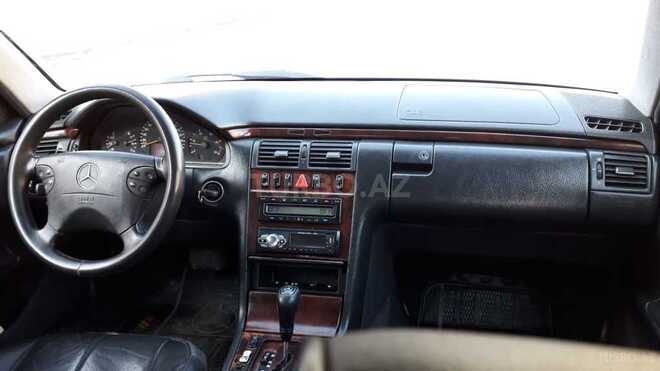 Mercedes E 220 2001, 267,000 km - 2.2 l - Bakı