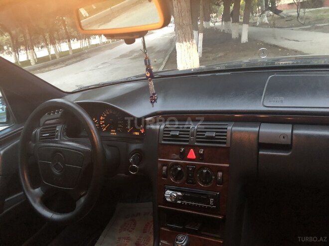 Mercedes E 220 1995, 388,000 km - 2.3 l - Sumqayıt