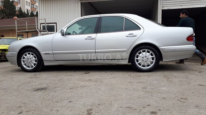 Mercedes E 240 2000, 320,560 km - 2.4 l - Bakı