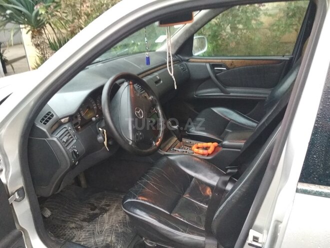 Mercedes E 240 2001, 334,385 km - 2.6 l - Xudat