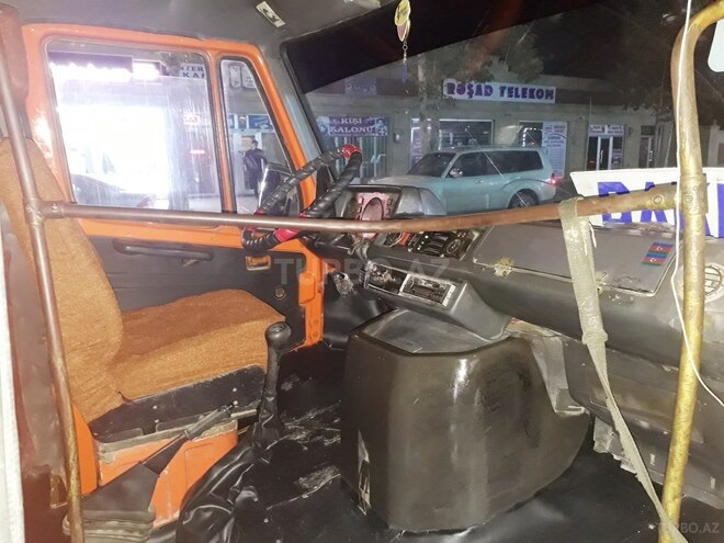 Mercedes 208 D 1993, 215,478 km - 2.3 л - Bərdə