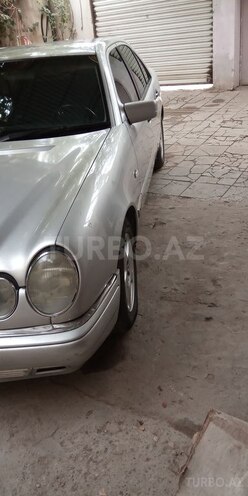 Mercedes E 220 1998, 335,000 km - 2.2 l - Bakı