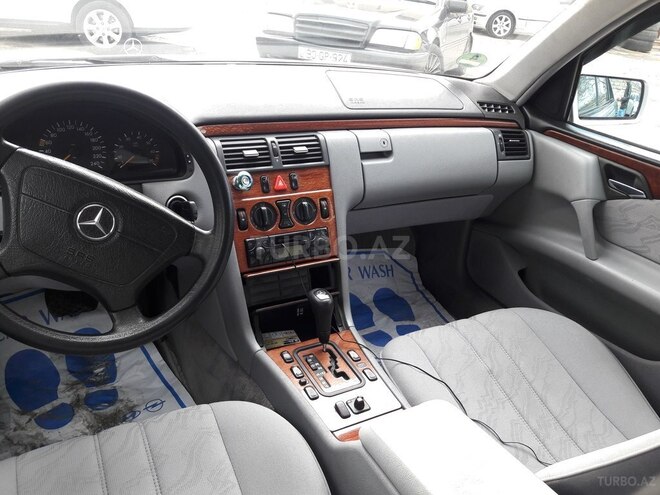 Mercedes E 200 1999, 270,000 km - 2.0 l - Bakı