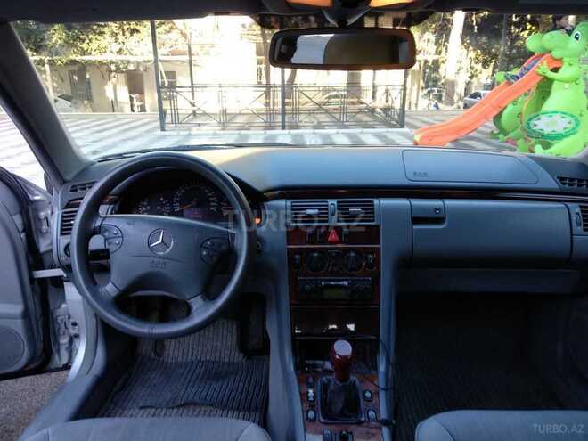 Mercedes E 220 1999, 402,000 km - 2.2 l - Bakı
