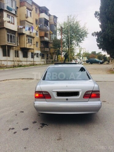 Mercedes E 240 1999, 243,600 km - 2.4 l - Bakı