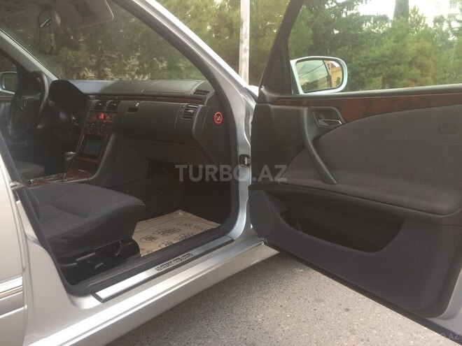 Mercedes E 240 1999, 243,600 km - 2.4 l - Bakı