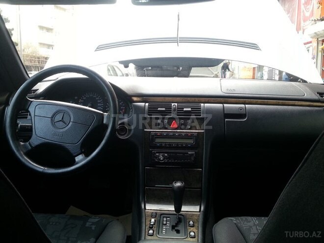 Mercedes E 200 1998, 290,000 km - 2.0 l - Bakı