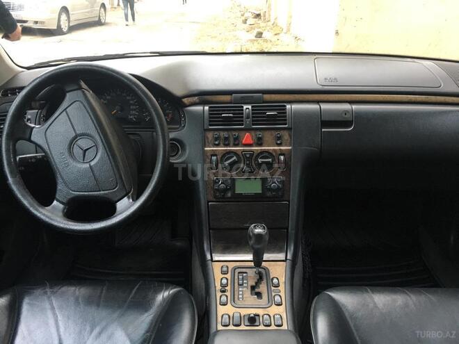 Mercedes E 240 1998, 300,000 km - 2.4 л - Bakı