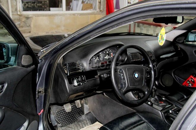 BMW 320 1999, 133,000 km - 2.0 l - Bakı
