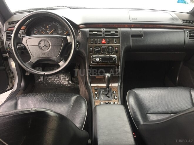 Mercedes E 230 1997, 286,000 km - 2.3 l - Bakı