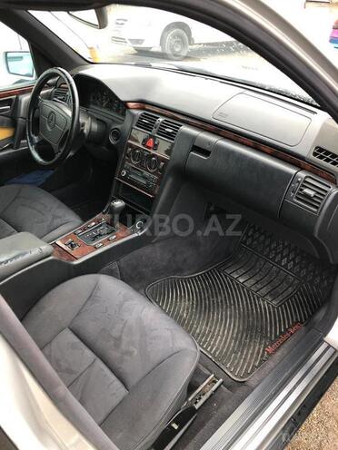 Mercedes E 220 1998, 210,000 km - 2.2 л - Bakı