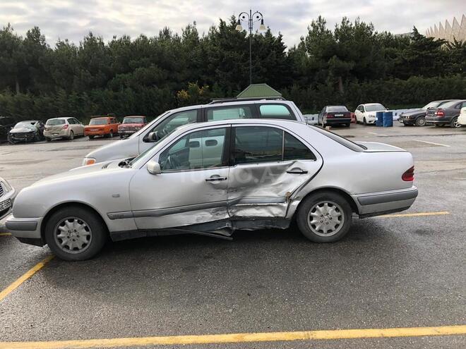 Mercedes E 220 1998, 210,000 km - 2.2 л - Bakı