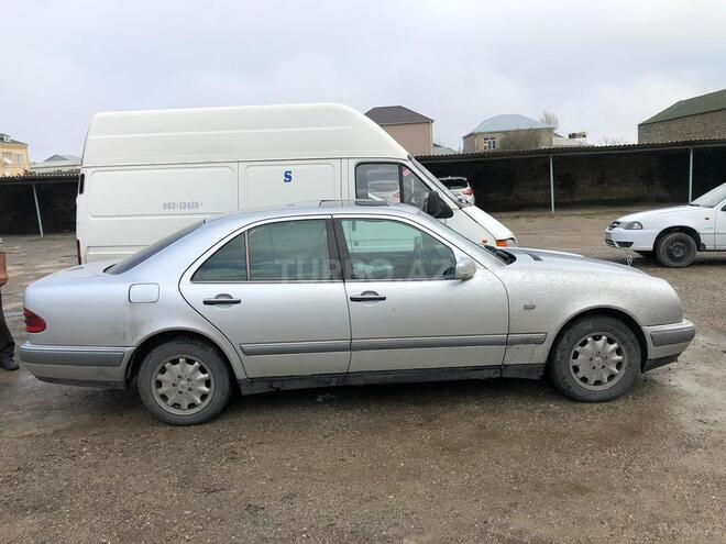 Mercedes E 220 1998, 210,000 km - 2.2 л - Bakı