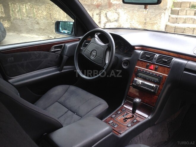 Mercedes E 240 1999, 230,000 km - 2.5 l - Sumqayıt