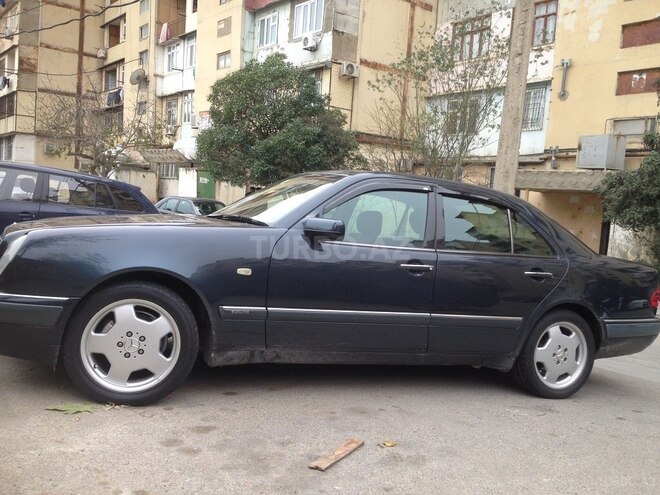 Mercedes E 240 1999, 230,000 km - 2.5 l - Sumqayıt
