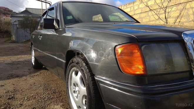 Mercedes E 220 1993, 255,000 km - 2.2 л - Sumqayıt