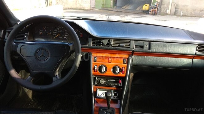 Mercedes E 220 1993, 255,000 km - 2.2 л - Sumqayıt