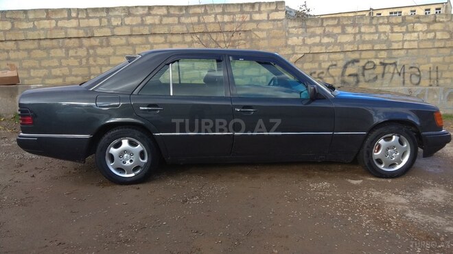 Mercedes E 220 1993, 255,000 km - 2.2 л - Sumqayıt
