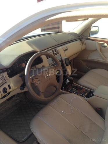Mercedes E 240 2000, 264,500 km - 2.6 л - Bakı